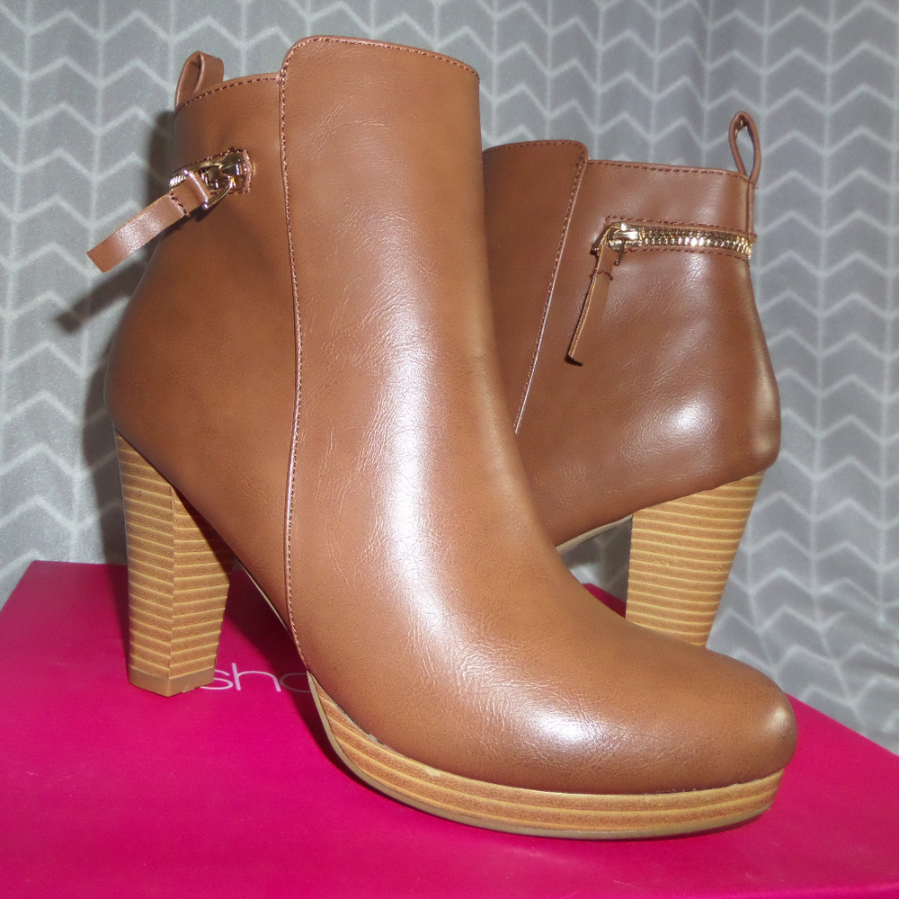 Adorable bootie with zipper accent